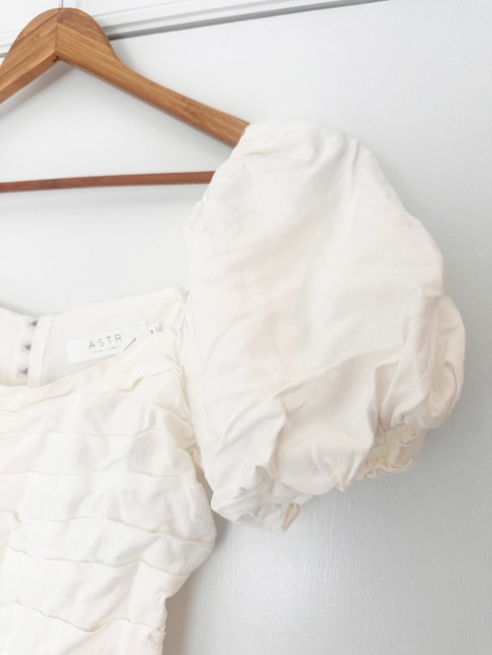 ASTR The LABEL Linen Pleat Front Puff Sleeve Mini Dress White M NWT - Picture 5 of 10